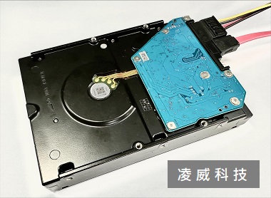 硬碟摔到前是否仍插在電腦上？