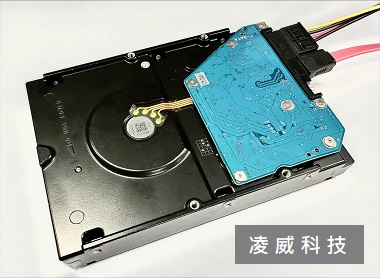硬碟摔到前是否仍插在電腦上? 硬碟摔到前是否仍插在電腦上?