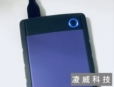 確認外接硬碟指示燈有無亮起 確認外接硬碟指示燈有無亮起