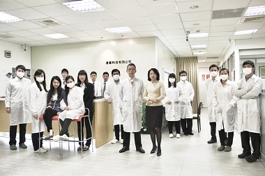 13人團隊照-2 內湖資料救援團隊